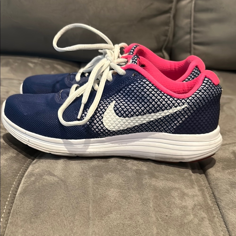 Nike Women’s Navy and Pink Sneakers Size 6